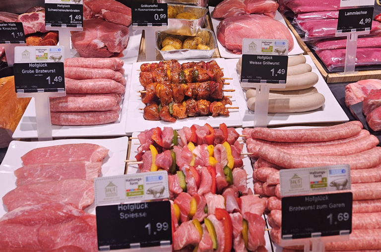 Foto Grillspezialitäten von Hofglück in der Auslage der Bedientheke