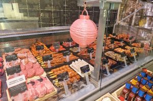 Foto Grillspezialitäten in der Auslage der Bedientheke