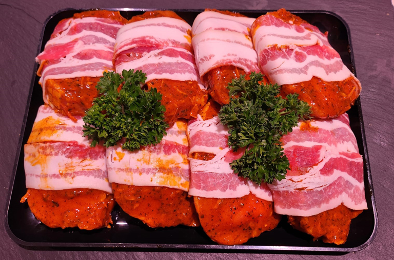 Foto Schweinerückensteaks mit Feta gefüllt und Bacon ummantelt