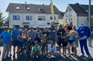 Die fleißigen Radler für den guten Zweck vor dem EDEKA-Deckenbach-Markt