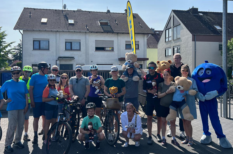 Die fleißigen Radler für den guten Zweck vor dem EDEKA-Deckenbach-Markt