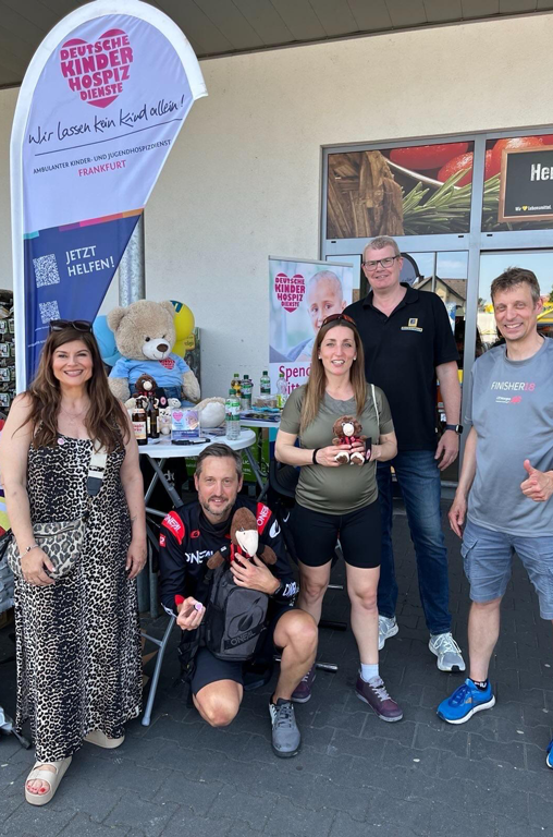 Frank Deckenbach (im Hintergrund) mit den Mitarbeitern des Kinderhospizdienstes Frankfurt