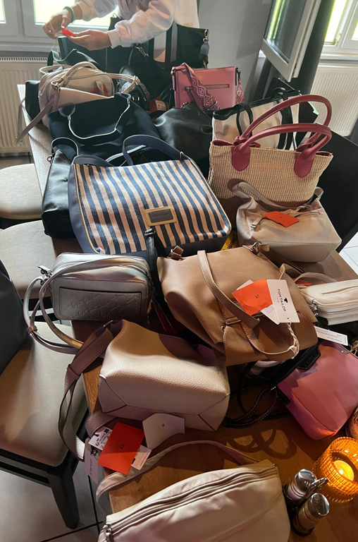 Bei der Tombola während des Mitarbeiterfestes gab es für die Frauen hochwertige Handtaschen zu gewinnen