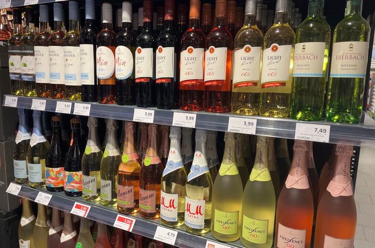 Das Regal mit alkoholfreien Weinen und Sekten bietet eine große Auswahl