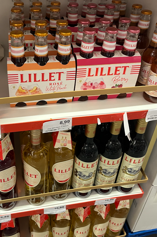 Kleine und große Lillet-Flaschen im Verkaufsregal