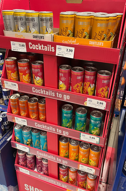 Aufbau mit Cocktails fertig gemixt von Shatler's für praktische Sommerlaune im Glas
