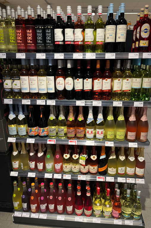 Sommerlaune im Glas – ohne Alkohol. Das Regal mit alkoholfreien Weinen und Sekten bietet eine große Auswahl