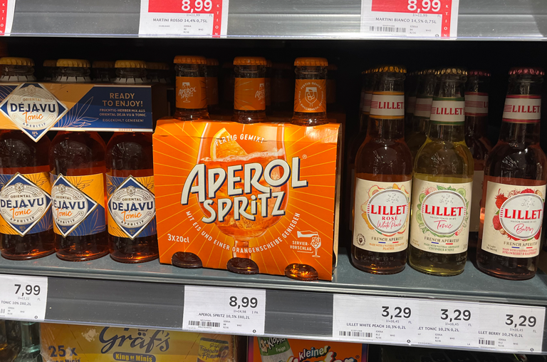 Miniflaschen von Lillet, Aperol und Dejavu im Verkaufsregal
