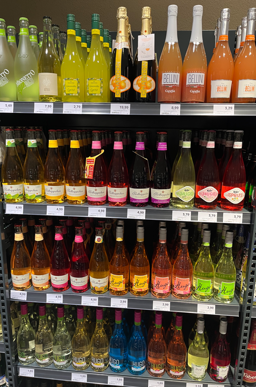 Spritzige Sommergetränke von Hugo über Spritz bis Limoncello Spritz im Verkaufsregal