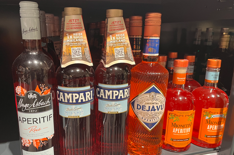Verschiedene Aperitifs im Verkaufsregal
