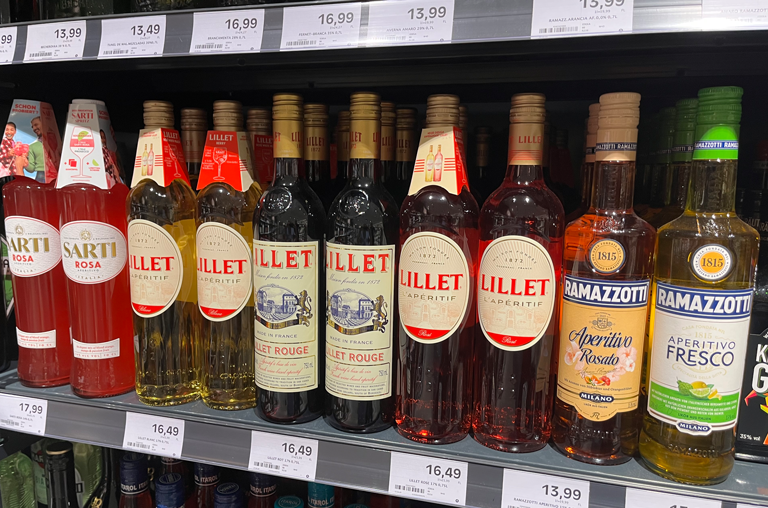 Sommerlaune im Glas: Verschiedene Aperitifs im Verkaufsregal