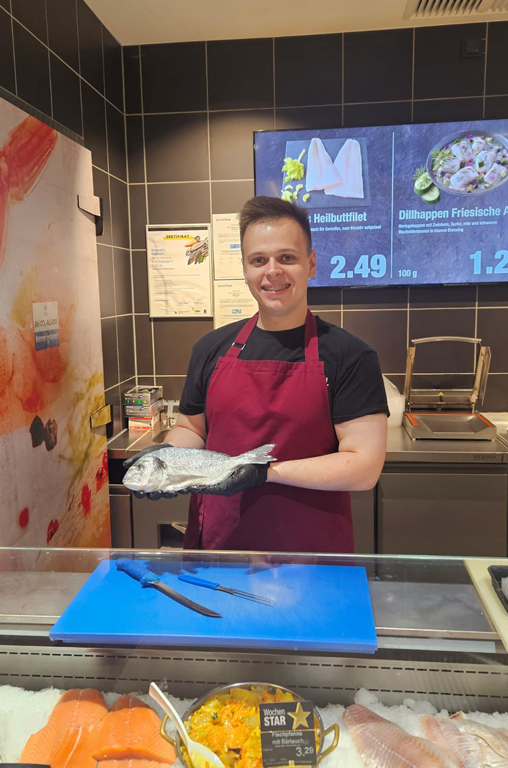 Der frisch gebackene Einzelhandelskaufmann Marcel Misterek arbeitet ab sofort Vollzeit im Bedienthekenbereich
