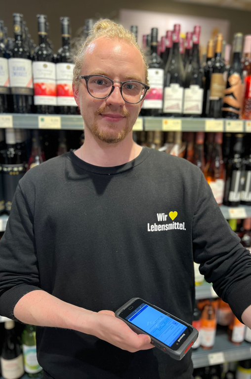 Hendrik Wagner hat seine Ausbildung zum Einzelhandelskaufmann mit Bestnote abgeschlossen und wurde selbstverständlich in eine Festanstellung im Markt übernommen
