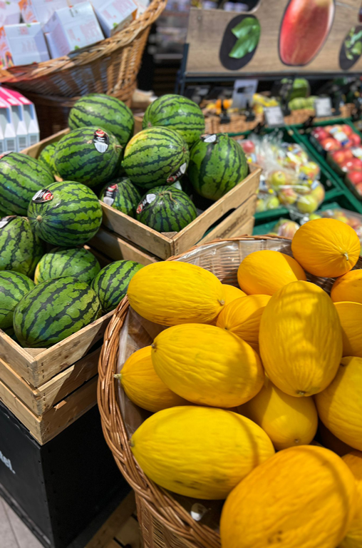 Wassermelonen und Honigmelonen im Markt von EDEKA Deckenbach
