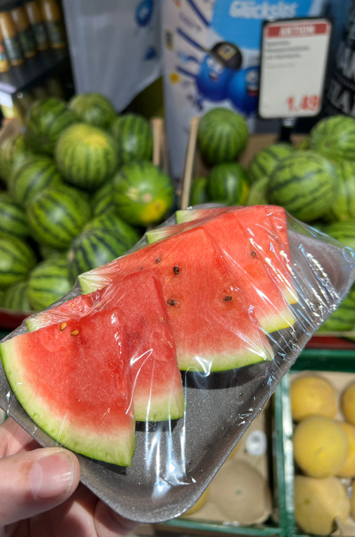 Fertig geschnittene Stückchen von der Wassermelone - eingepackt, zum Mitnehmen