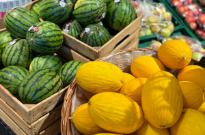 Wassermelonen und Honigmelonen im Markt von EDEKA Deckenbach