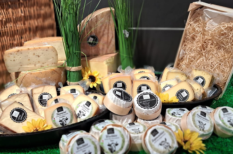 Verschiedene Käse aus der Hungener Käsescheune im Kühlregal bei EDEKA Deckenbach