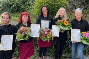 Feierten vor Kurzem ihr 10. Jubiläum bei EDEKA Deckenbach und bekamen von Marktinhaber Frank Deckenbach einen Blumenstrauß sowie eine Urkunde überreicht: (v. l.) Eleni Athinioti. Kerstin Friedrich, Eileen Weidner, Angela Ott und Monika Pschierer. Es fehlen: Stefanie Klemenz und Simone Rapp.