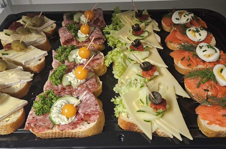 Belegte Brötchen mit Wurst und Käse