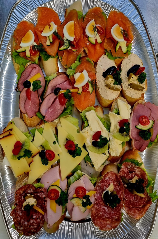 Canapes mit Wurst und Käse