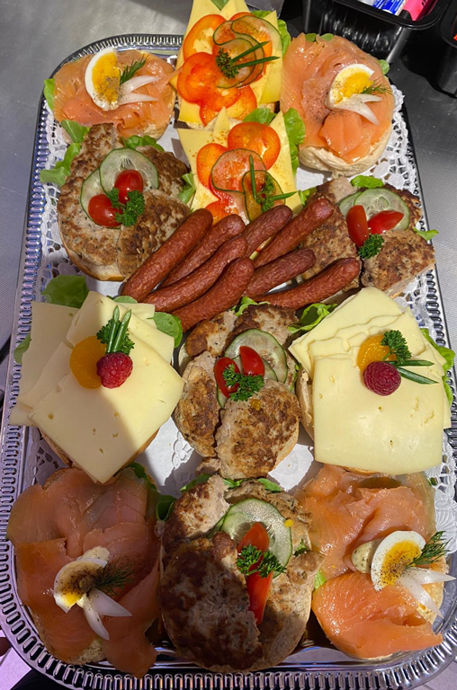 Belegte Brötchen mit Wurst und Käse