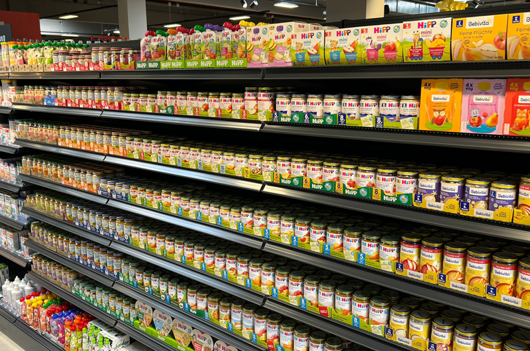 Die Trockensortiment-Regal im neuen EDEKA-Deckenbach-Markt in der Königsberger Straße sind bereits zu großen Teilen bestückt