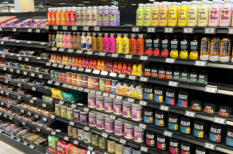 Die Trockensortiment-Regal im neuen EDEKA-Deckenbach-Markt in der Königsberger Straße sind bereits zu großen Teilen bestückt
