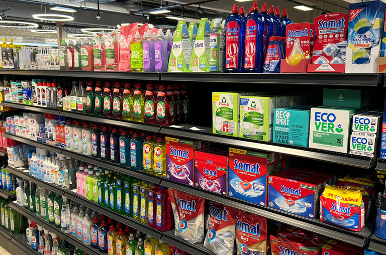 Die Trockensortiment-Regal im neuen EDEKA-Deckenbach-Markt in der Königsberger Straße sind bereits zu großen Teilen bestückt