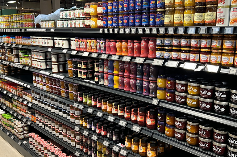 Die Trockensortiment-Regal im neuen EDEKA-Deckenbach-Markt in der Königsberger Straße sind bereits zu großen Teilen bestückt