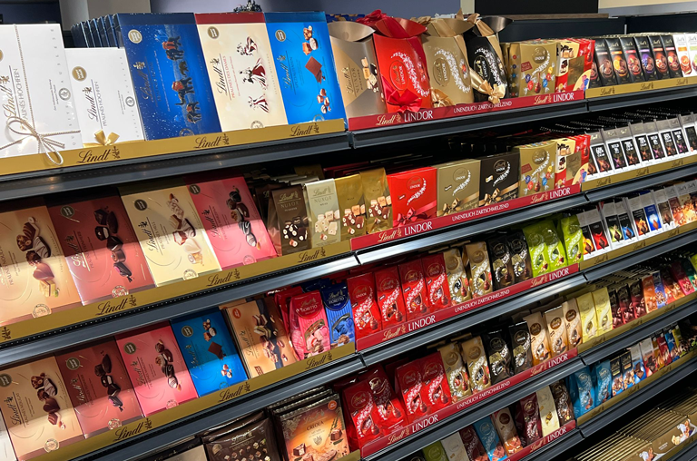 Die Trockensortiment-Regal im neuen EDEKA-Deckenbach-Markt in der Königsberger Straße sind bereits zu großen Teilen bestückt