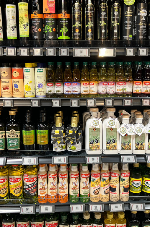 Die Trockensortiment-Regal im neuen EDEKA-Deckenbach-Markt in der Königsberger Straße sind bereits zu großen Teilen bestückt