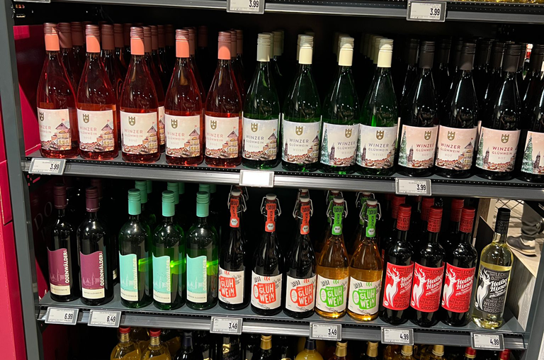 Glühwein-Regal bei EDEKA Deckenbach in der Königsberger Straße