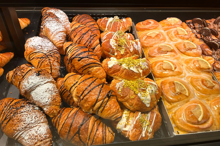 Croissants und weitere süße Verführungen in der Auslage der Marktbäckerei von EDEKA Deckenbach