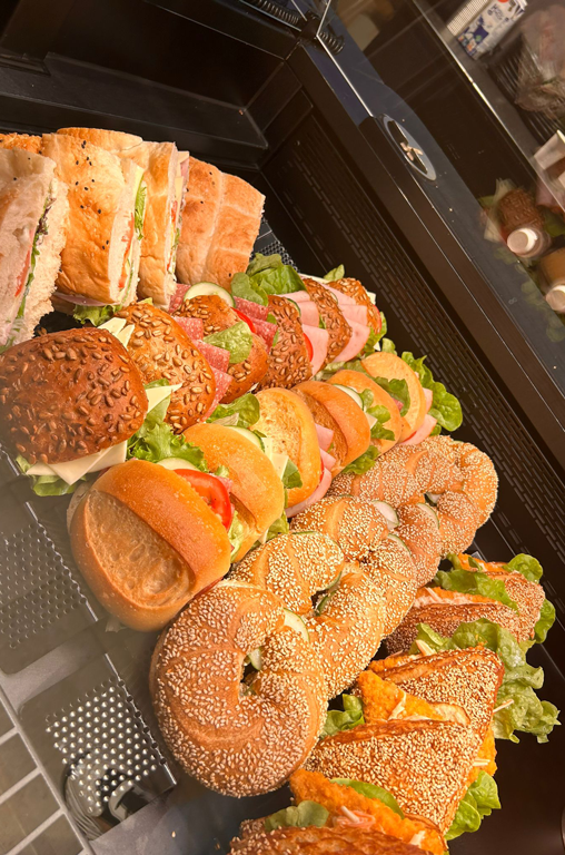 Belegte Brötchen in der Auslage der neuen Marktbäckerei von EDEKA Deckenbach