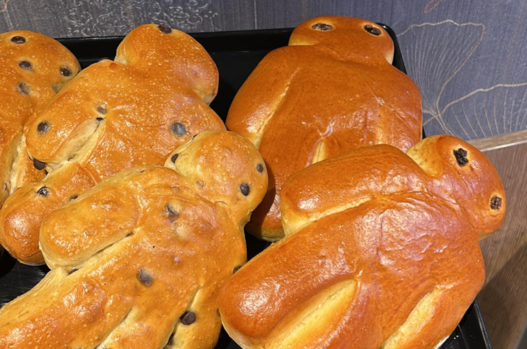 Weckmänner in der Auslage der Marktbäckerei von EDEKA Deckenbach