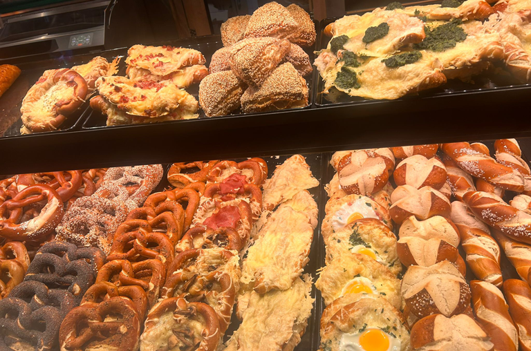 Laugengebäck und Snacks in der Marktbäckerei von EDEKA Deckenbach