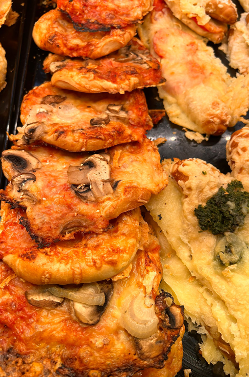 Herzhafte Snacks in der Auslage der neuen Marktbäckerei von EDEKA Deckenbach