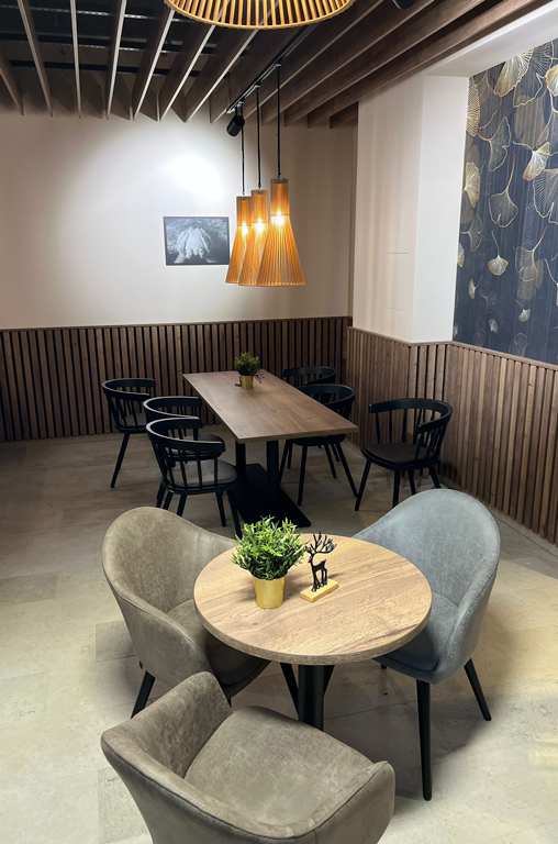 Der Sitzbereich in der neuen Marktbäckerei von EDEKA Deckenbach