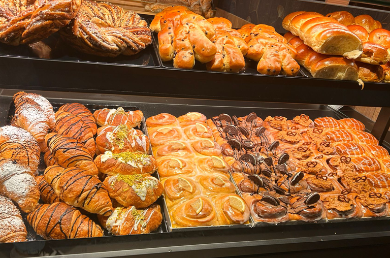 Croissants und weitere süße Verführungen in der Auslage der Marktbäckerei von EDEKA Deckenbach