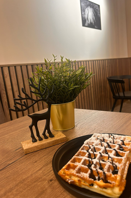 Der Sitzbereich in der neuen Marktbäckerei von EDEKA Deckenbach