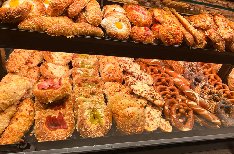 Herzhafte Snacks in der Auslage der neuen Marktbäckerei von EDEKA Deckenbach