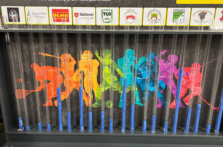 Die Spendenröhren, die im Rahmen des Spendenmarathons im Markt platziert waren