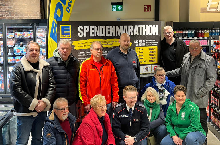 Höchstpersönlich mit dabei: Die Verantwortlichen der Vereine bei der offiziellen Spendenübergabe am 22. November im EDEKA-Deckenbach-Markt