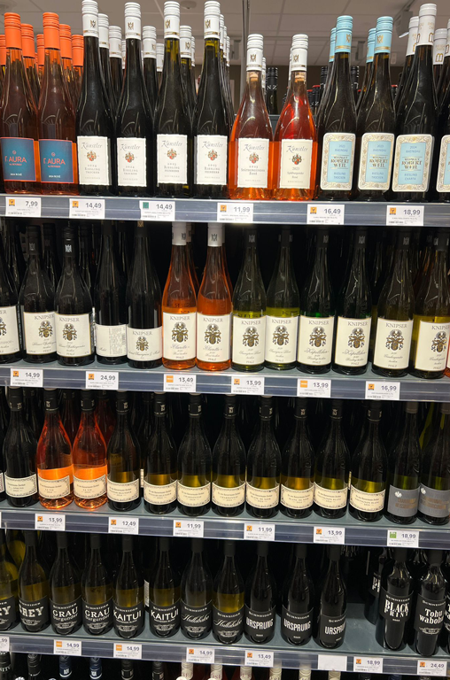 Weinregal mit hochwertigen deutschen Weinen