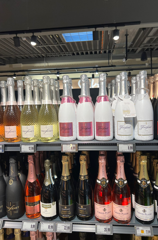 Sektregal mit hochwertigen Sekten