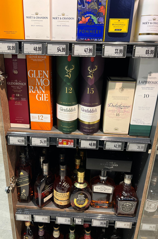 Regal mit hochwertigen Spirituosen