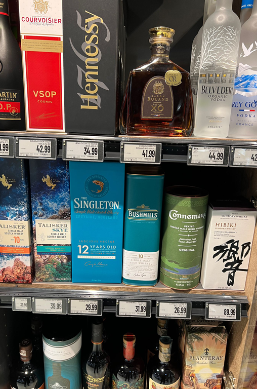 Regal mit hochwertigen Spirituosen