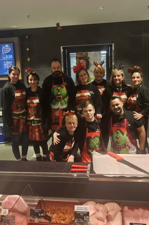 Das Team von der Frischebedientheke im Markt in der Königsberger Straße ist bereits in Weihnachtsstimmung und wümnscht allen Kunden eine genussvolle Weihnachtszeit