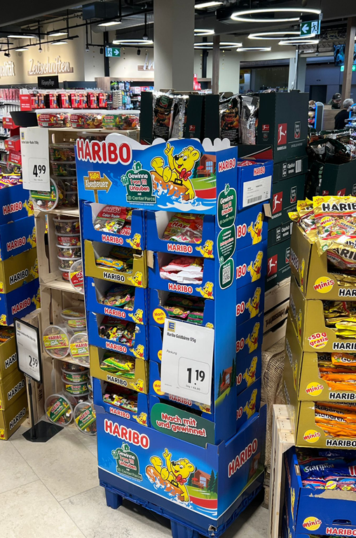 Aufsteller mit Fruchtgummi zu Fastnacht