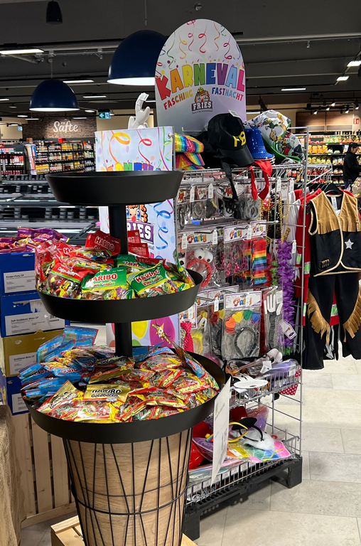 Aufsteller mit Snacks zu Fastnacht